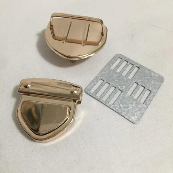 Táskazár 4,5x4,5 cm arany
