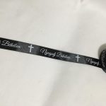Nyugodj békében feliratos szalag fekete