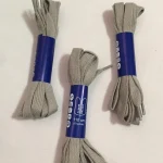 Cipőfűző 110 cm lapos világos szürke