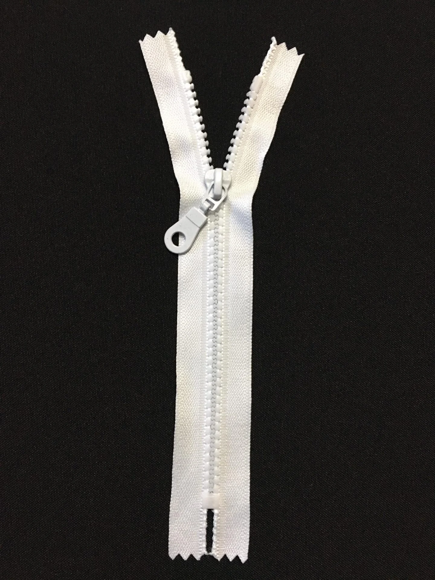 fehér p6 zárt 18 P6-os vastag fogú műanyag zárt húzózár fehér 18 cm - Image 1