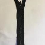 P6-os vastag fogú műanyag zárt húzózár fekete 25 cm