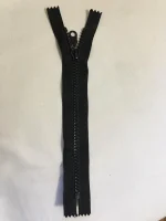 P6-os vastag fogú műanyag zárt húzózár fekete 25 cm
